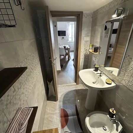Orange Grove Apartment *